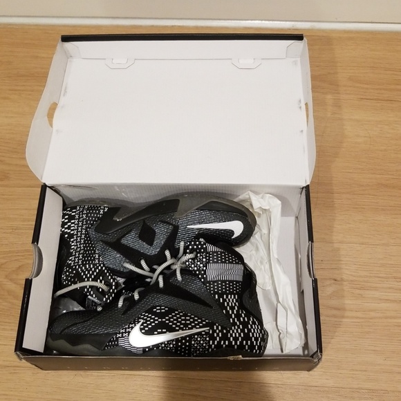 LEBRON XII BHM SNEAKERS BLACK/WHITE/METALLICSILVER - Picture 4 of 8